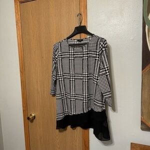 Alfani Large Black & White w/Houndstooth Print 3/4 Sleeve Tiered Blouse - EUC